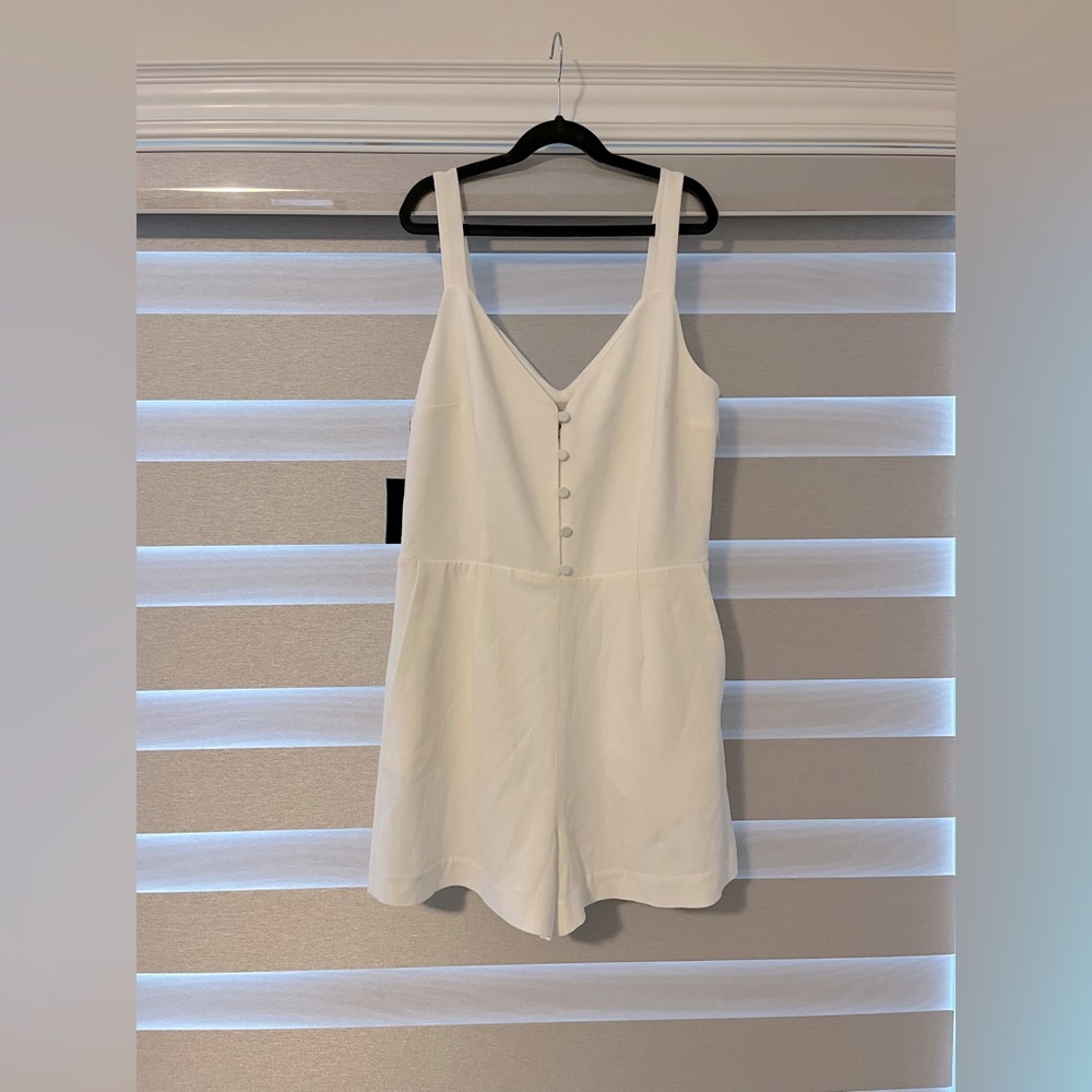 NWT Aritzia Petunia romper! So sweet and flowy with pockets. Size 6. Adorable!